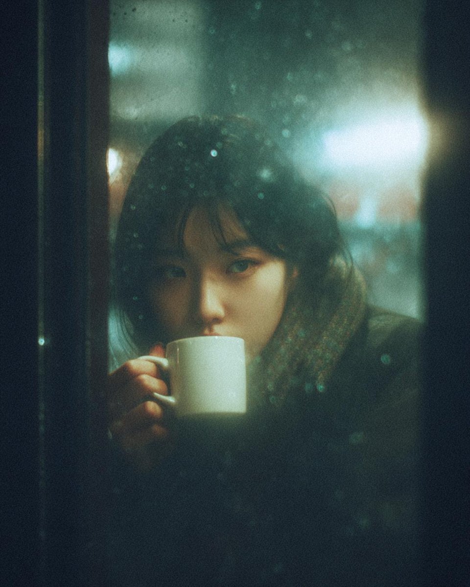 雨夜咖啡馆窗边的朦胧女子