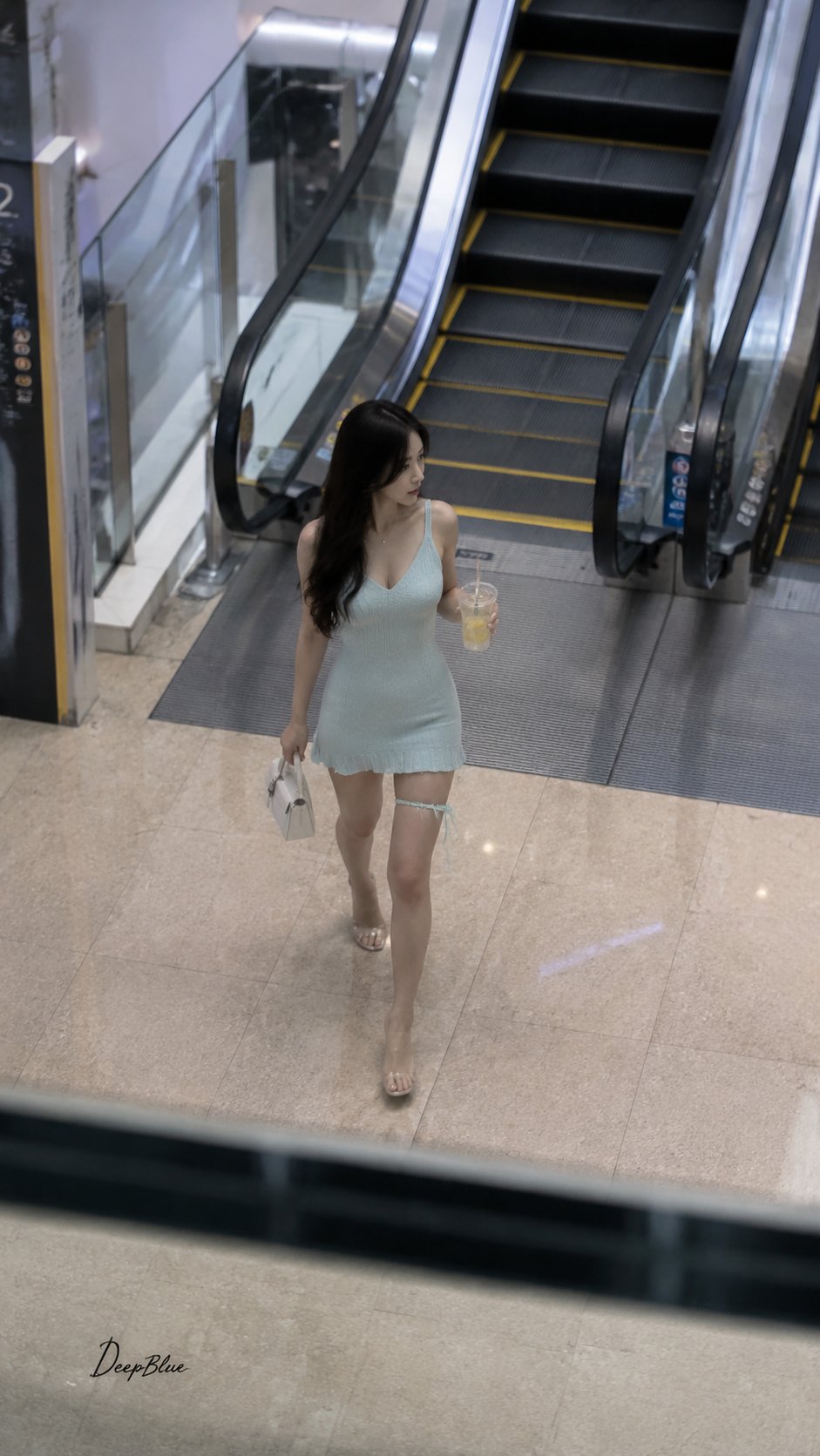 商场扶梯抓拍夏日连衣短裙