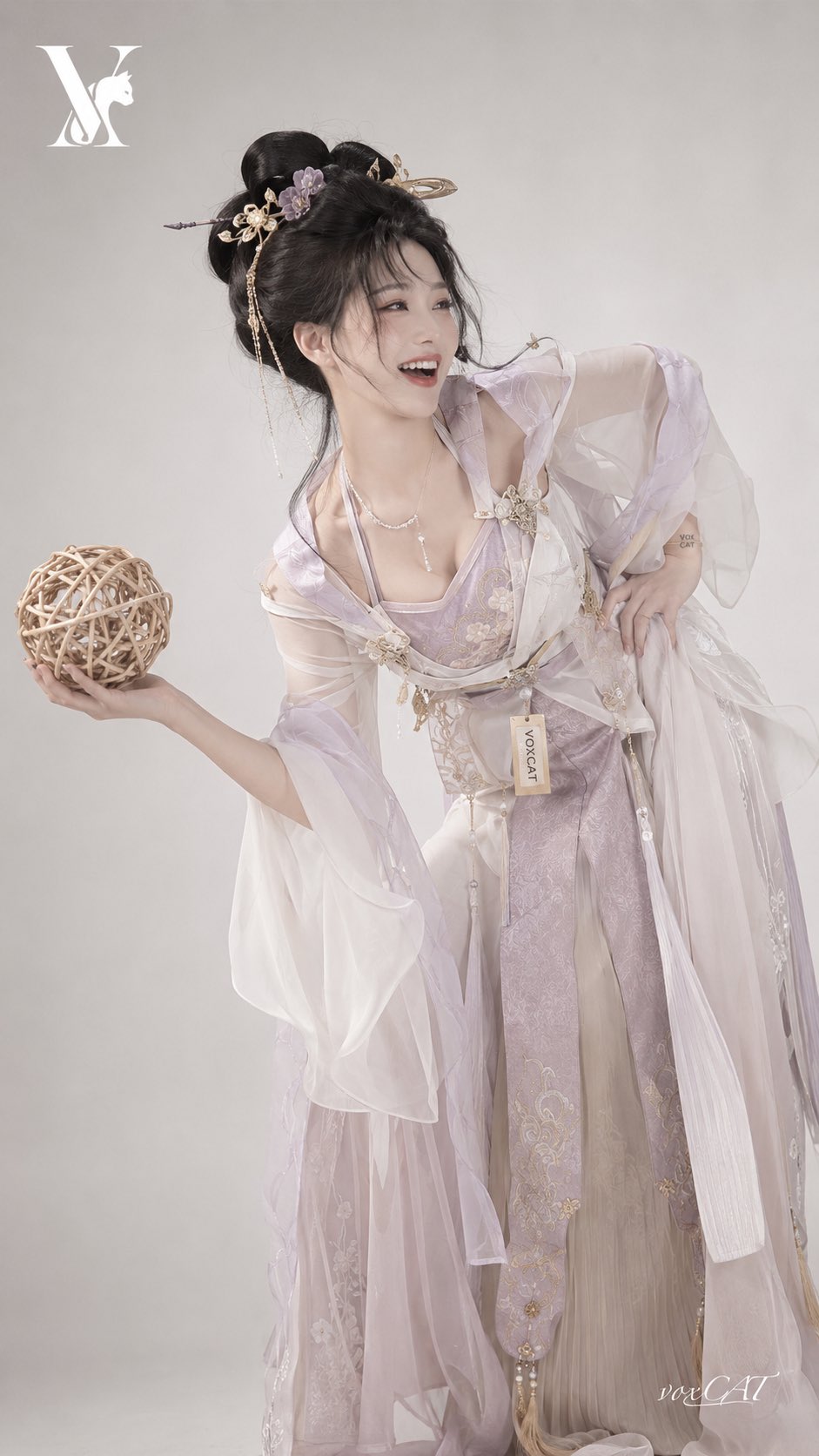 新中式古风：暖灰棚拍下的汉元素写真 - 图 2