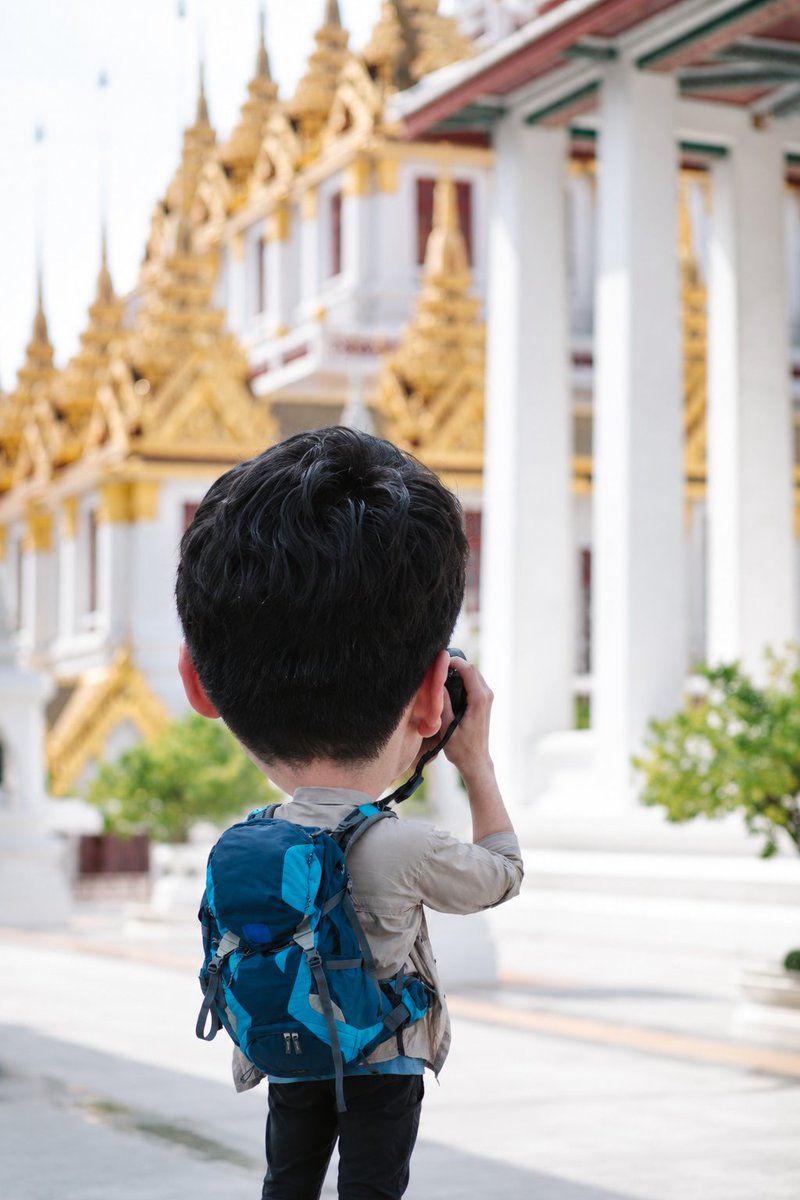 真实街景中的大头小身旅行人像 - 图 2