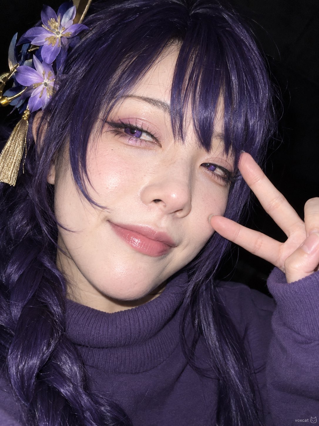 贴脸直闪死黑背景下的搞怪失控自拍 - 图 3