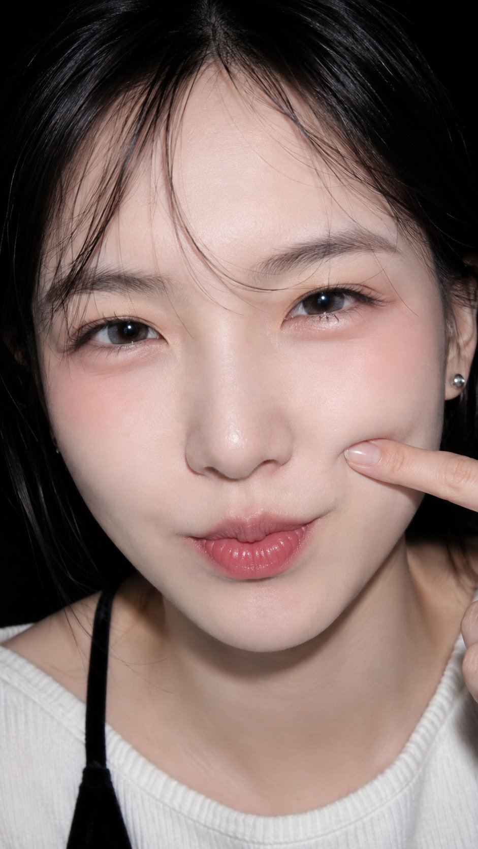 硬闪微距下指尖轻按的蜜桃妆容
